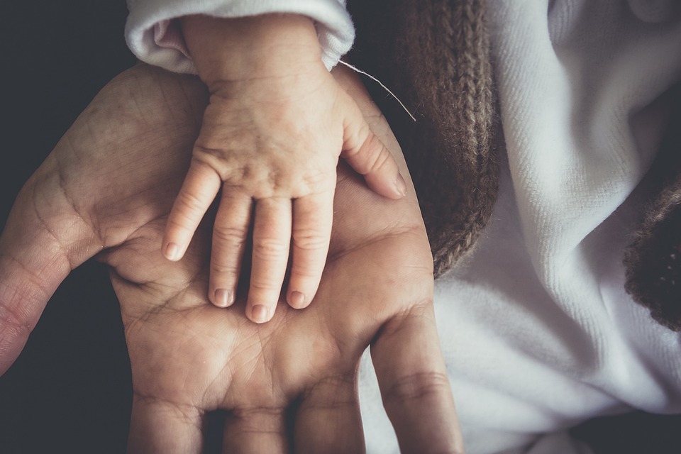 De reden waarom het inbakeren van je baby aan te raden is