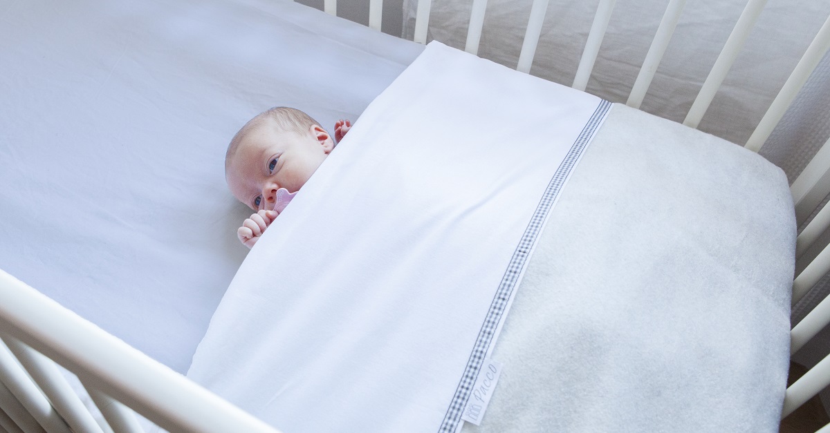 Hoe het bed voor je baby veilig en kort opmaken?