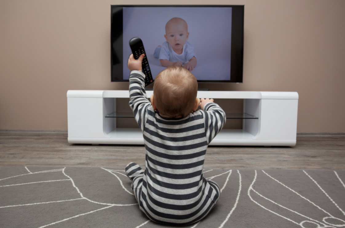 Hoe ga je om met internet en televisie bij een baby?